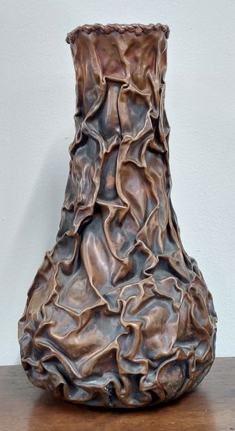 VASE in embossed copper with crumpled decoration...