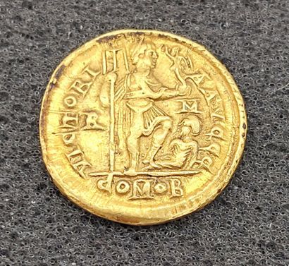 null PIECE in gold HONORIUS Solidus ___
D: about 20 mm __
Weight : 4,35 g__ (to be...