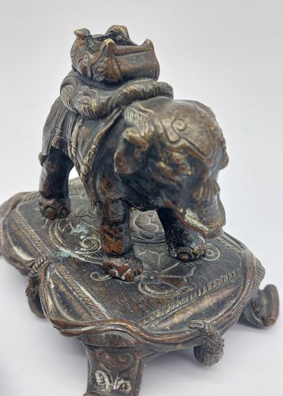 null PAIR OF CANDLES representing elephants in bronze __
Monogrammed under the base:...