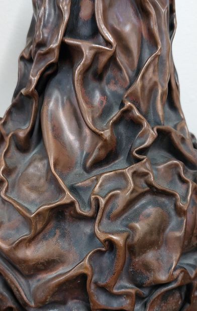 null VASE in embossed copper with crumpled decoration __
H : 31 cm