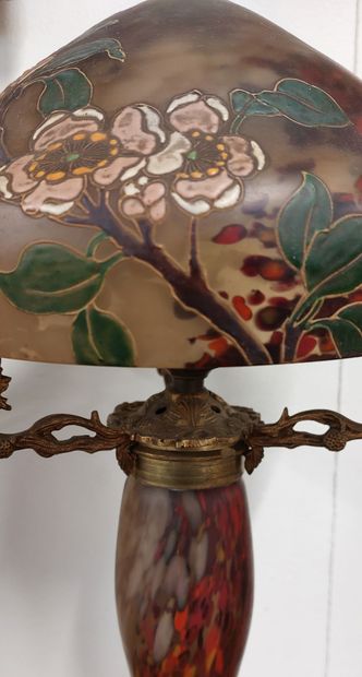 null LEGRAS__
Mushroom lamp with floral decoration signed on the foot, gilded bronze...