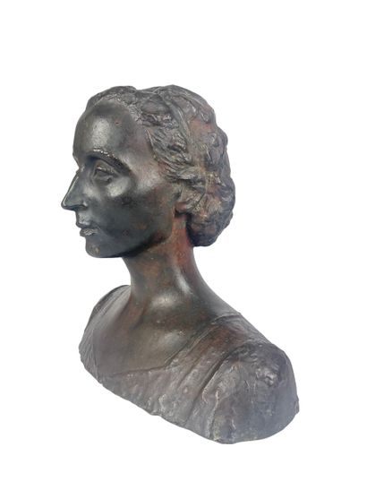 null Arno BREKER (1900-1991)
Jeune femme en buste
Bronze patiné signé au dos et daté...