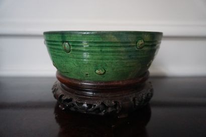 CHINA 
Green glazed earthenware bowl 
Ming...
