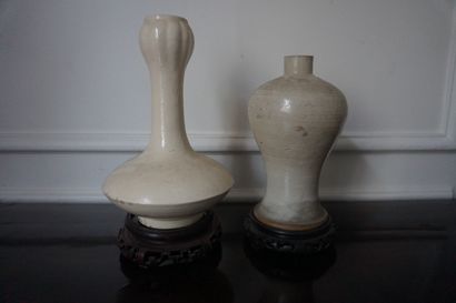 null CHINE 
Deux vases en faïence émaillée 
H : 27 et 32 cm 
(cheveux, égrenures...