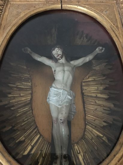 null RELIQUAIRE-CRUCIFIX en bois doré, le Christ en fonte polychrome 
Italie, XIXe...