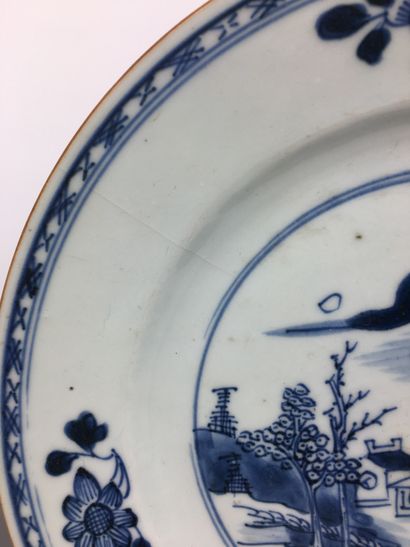 null CHINE
Suite de 8 assiettes en porcelaine bleu et blanc à décor de paysage lacustre.
XVIIIe...