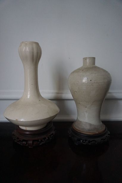 null CHINA 
Two glazed earthenware vases 
H : 27 and 32 cm 
(hair, chips)