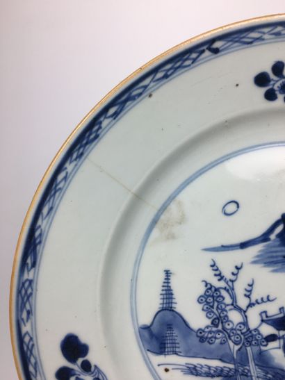 null CHINE
Suite de 8 assiettes en porcelaine bleu et blanc à décor de paysage lacustre.
XVIIIe...