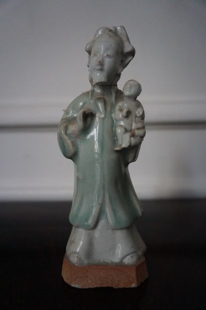 null CHINE 
Trois statuettes en terre-cuite émaillée céladon 
XIX - XXe siècle 
H...