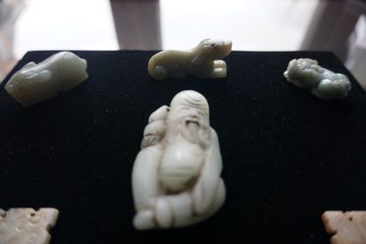 null CHINE 
Ensemble de statuettes et plaques en jade 
XXe siècle