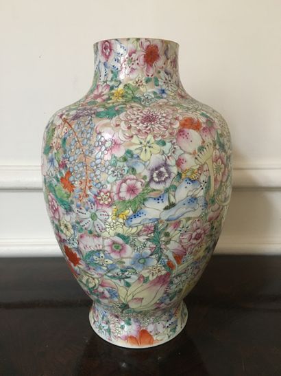 null CHINE 
Vase balustre à décor mille fleurs en porcelaine polychrome émaillée...