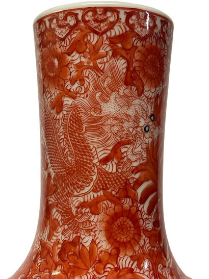 null CHINE 
Important vase en porcelaine et émaux polychromes orange blanc à panse...