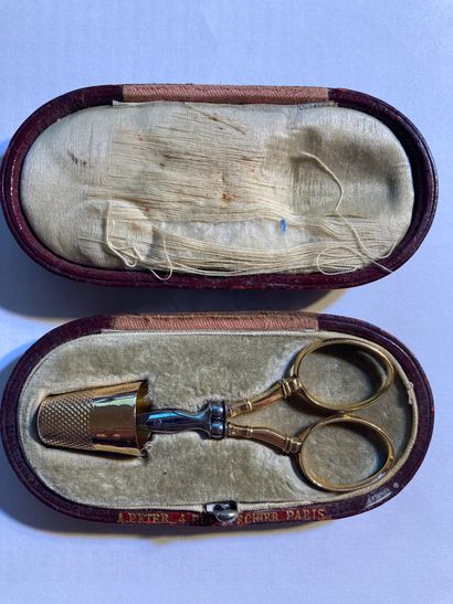 SEWING KIT
In yellow gold including a thimble,...