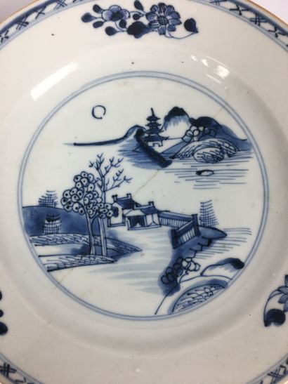 null CHINE
Suite de 8 assiettes en porcelaine bleu et blanc à décor de paysage lacustre.
XVIIIe...