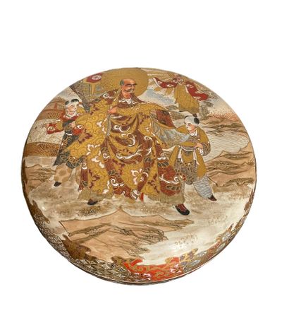 null JAPAN
Large covered Satsuma porcelain cup with enamelled decoration of characters...