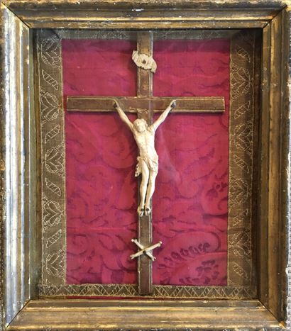 null CRUCIFIX en bois doré sous verre 
XVIIIe siècle 
34 x 30 cm 
Hauteur du Christ...