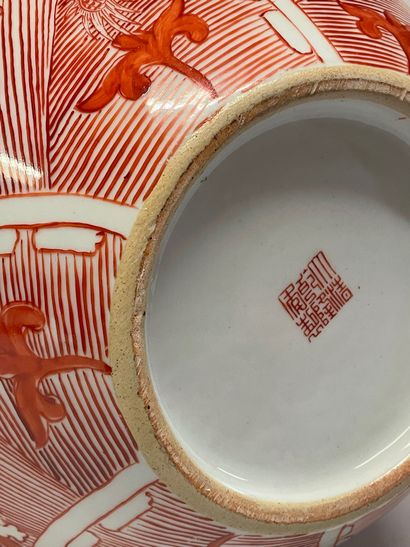 null CHINE 
Important vase en porcelaine et émaux polychromes orange blanc à panse...