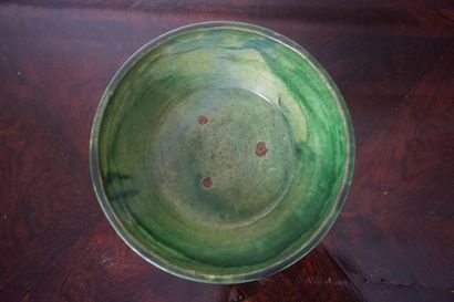 null CHINA 
Green glazed earthenware bowl 
Ming period 
H : 7,5 cm D : 20 cm 
(c...