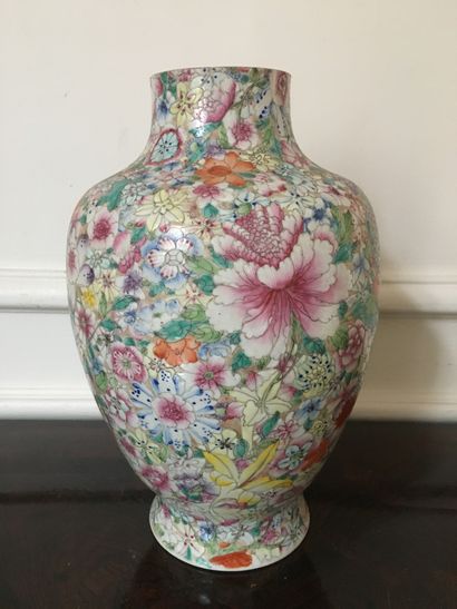 null CHINE 
Vase balustre à décor mille fleurs en porcelaine polychrome émaillée...