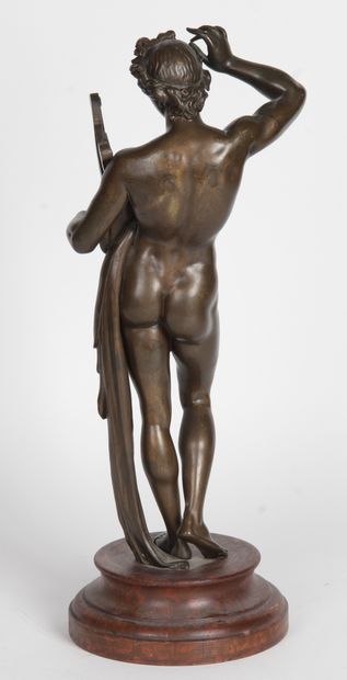 null ÉCOLE DU XIXe SIÈCLE, Apollon à la lyre, épreuve en bronze à patine brune nuancée,...