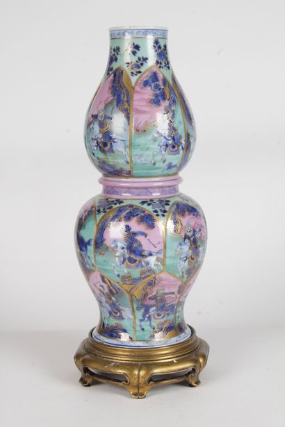 null CHINE, ÉPOQUE KANGXI, XVIIIe siècle

Vase en porcelaine, de forme gourde, à...