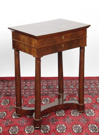 null SMALL WORKING TABLE in mahogany and mahogany veneer. The top opens on five compartments...