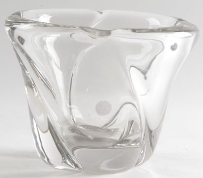 null DAUM, Nancy, France. Vase en cristal lobé et torsadé. 

H : 16 cm x Diam : 21.5...