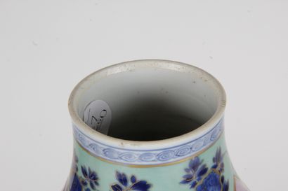 null CHINE, ÉPOQUE KANGXI, XVIIIe siècle

Vase en porcelaine, de forme gourde, à...