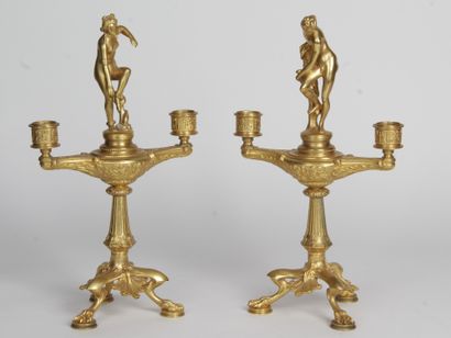 null PAIRE DE CANDELABRES en bronze doré, en forme de lampe antique, surmonté de...