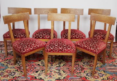 null SET OF EIGHT CHAIRS with banded back, in natural wood. They stand on saber feet,...