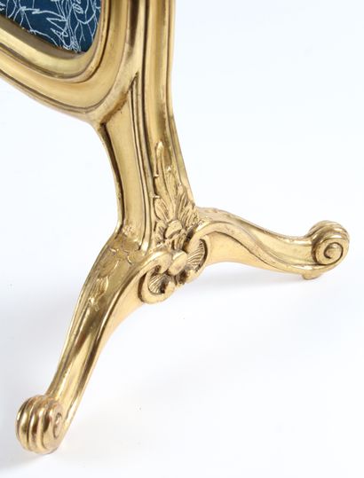 null ECRAN DE CHEMINÉE de style Louis XV en bois mouluré et sculpté doré, à décor...