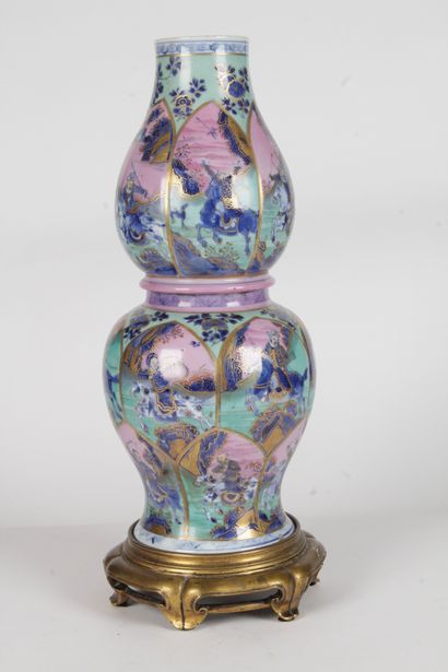 null CHINE, ÉPOQUE KANGXI, XVIIIe siècle

Vase en porcelaine, de forme gourde, à...