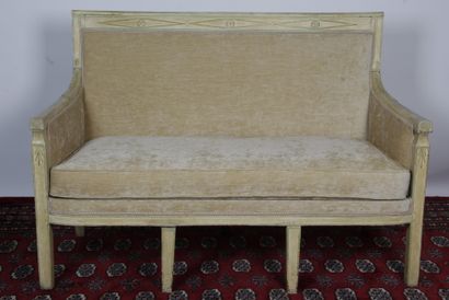 null MOBILIER DE SALON comprenant un canapé et deux fauteuils à dossier plat en bois...