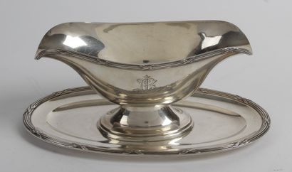 null Sauceboat and its tray of oval form, out of silver to 950 thousandths with decoration...