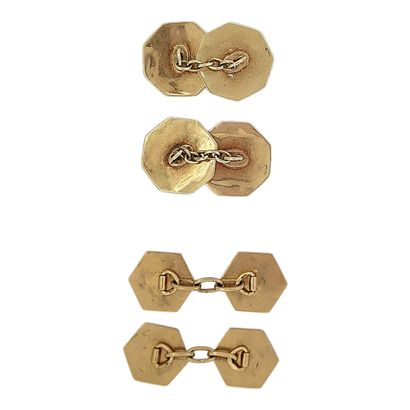 null PAIRS OF CUFFLINKS
holding a chiseled geometric design. One in 18K yellow gold...