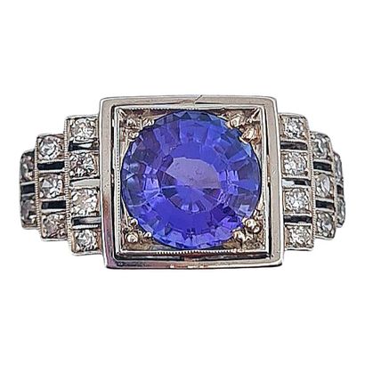 null ART DECO
RING
holding a tanzanite with three lines of 8/8 diamonds. Mounted...