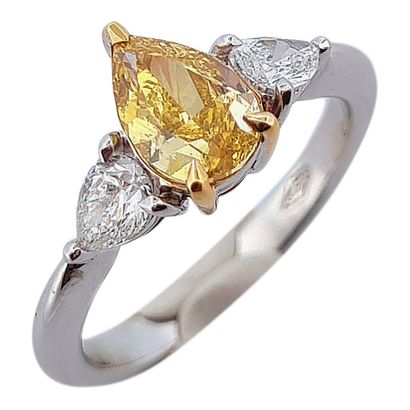 null BAGUE 
ornée d'un diamant poire jaune de 1.03 carat épaulé de deux diamants...