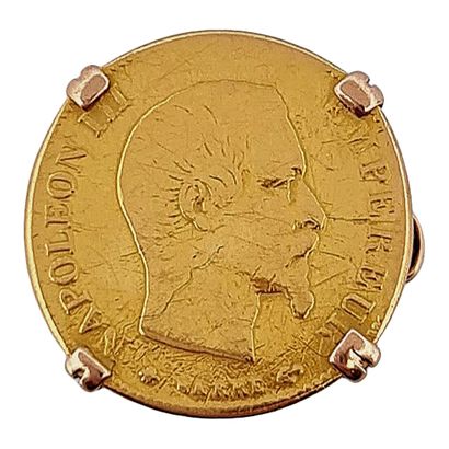 null BAGUE
retenant une pièce de Napoléon III de 10 Francs de 1859. Monture en or...