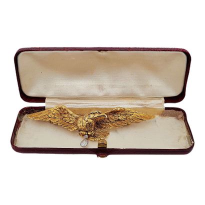 null BROCHURE 
presenting an eagle with spread wings, it holds two old cut diamonds...