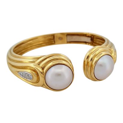 null BRACELET JONC
orné aux extrémités de deux perles mabé blanches suivi d'un motif...