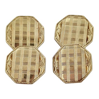 null PAIRS OF CUFFLINKS
holding a chiseled geometric design. One in 18K yellow gold...