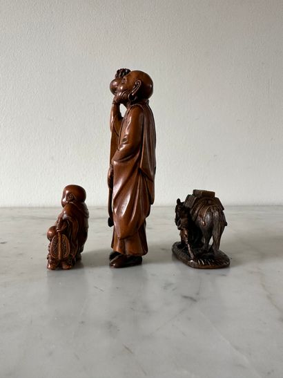 null JAPON
Trois netsukes en bois sculpté.
Signé pour l'un
H : 4, 4.5 et 11 cm