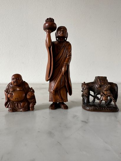null JAPON
Trois netsukes en bois sculpté.
Signé pour l'un
H : 4, 4.5 et 11 cm