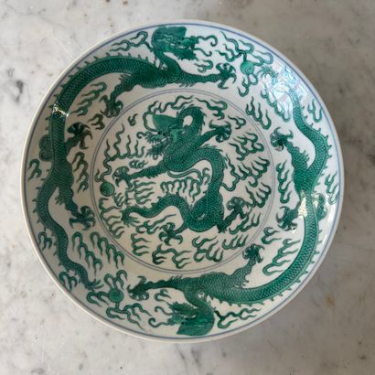 CHINE
Grande assiette en porcelaine émaillée...