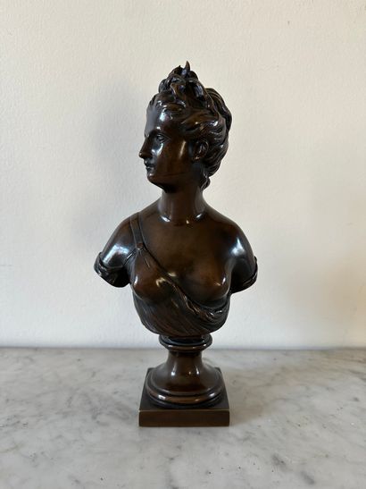 null D'après Jean-Antoine HOUDON (1741-1828)
Buste de Diane
Bronze à patine brune
Haut....