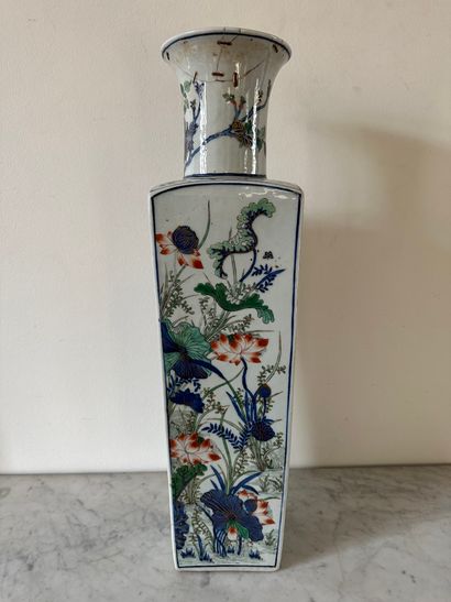 null CHINE, XVIIIe siècle
Grand vase en porcelaine, à panse quadrangulaire et col...