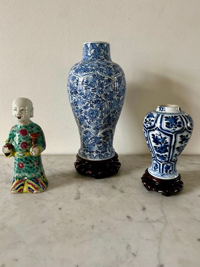 null CHINE 
Deux vases balustre en porcelaine bleu blanc et une statuette de Ho-ho...