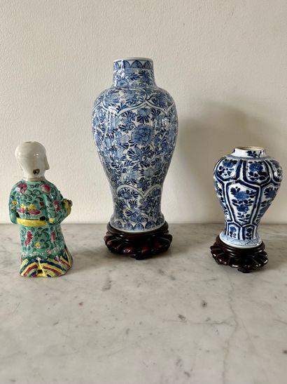 null CHINE 
Deux vases balustre en porcelaine bleu blanc et une statuette de Ho-ho...
