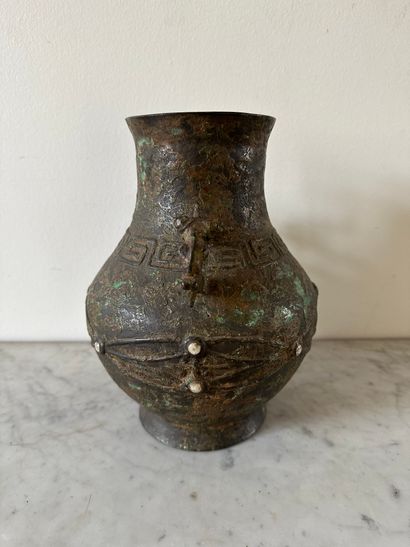 null CHINE-VIETNAM, XIVe-XVe siècle
Vase archaïsant de forme Hu en bronze, la panse...