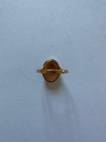 null BAGUE en or jaune 14K orné d'un camé en serti clos.
Poids brut : 2 g